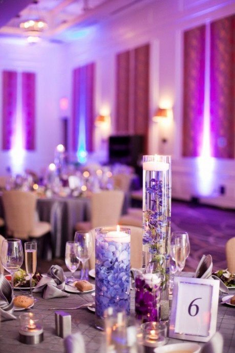 decor table vase fleurs immergées violettes